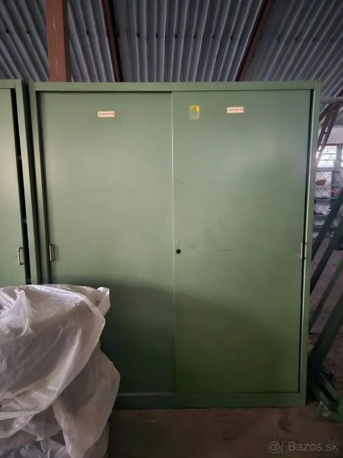 Металева шафа з розсувними