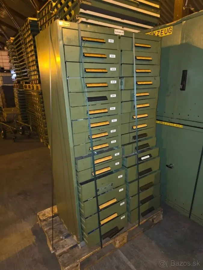 Промислова шафа з висувними шухлядами