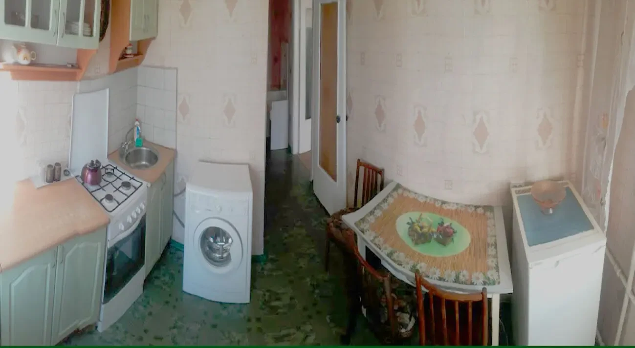 Подобово біля метро 9