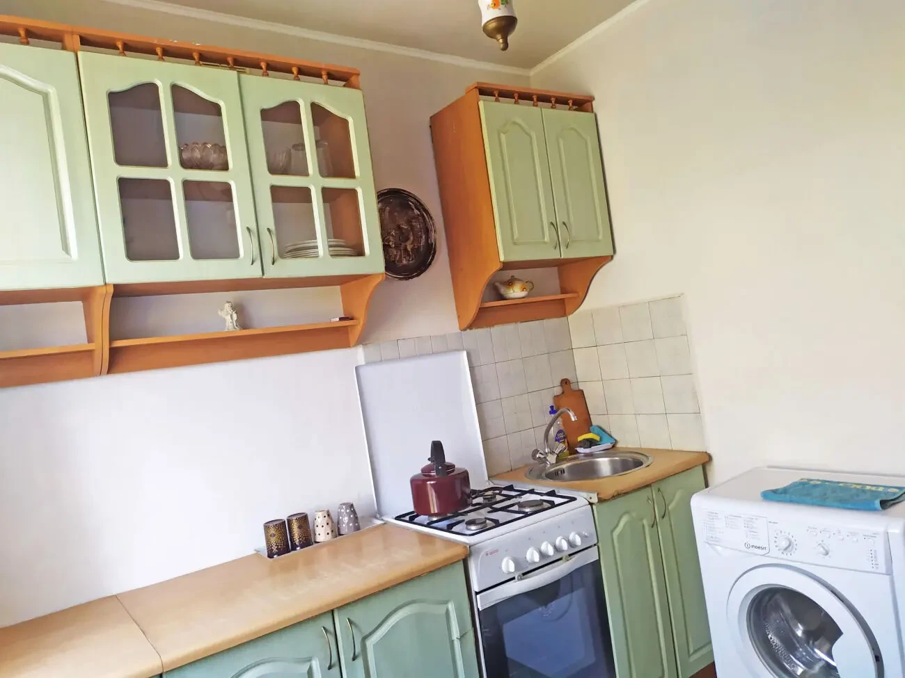 Подобово біля метро 5