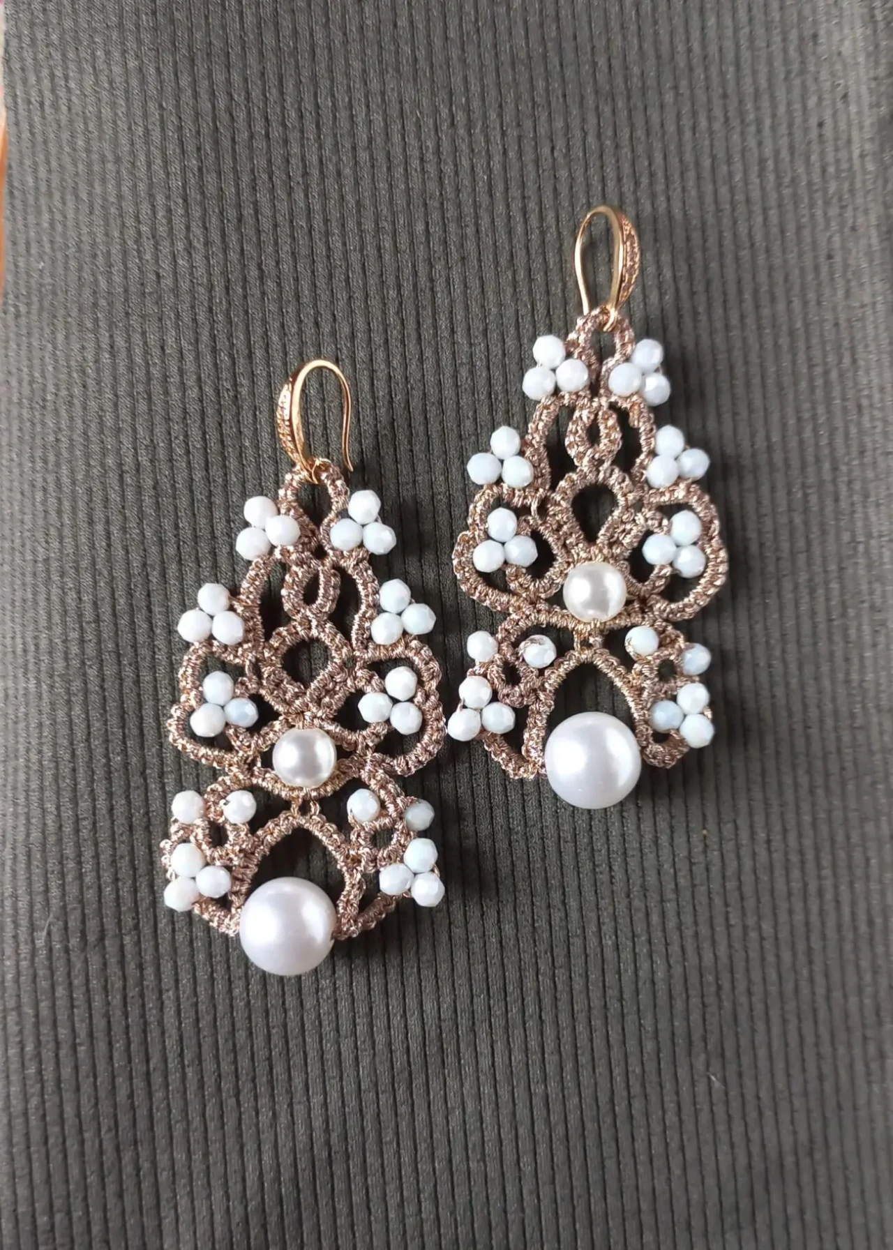 Сережки мережи Шарм кольору шампань. Техніка фріволіте анкарс.