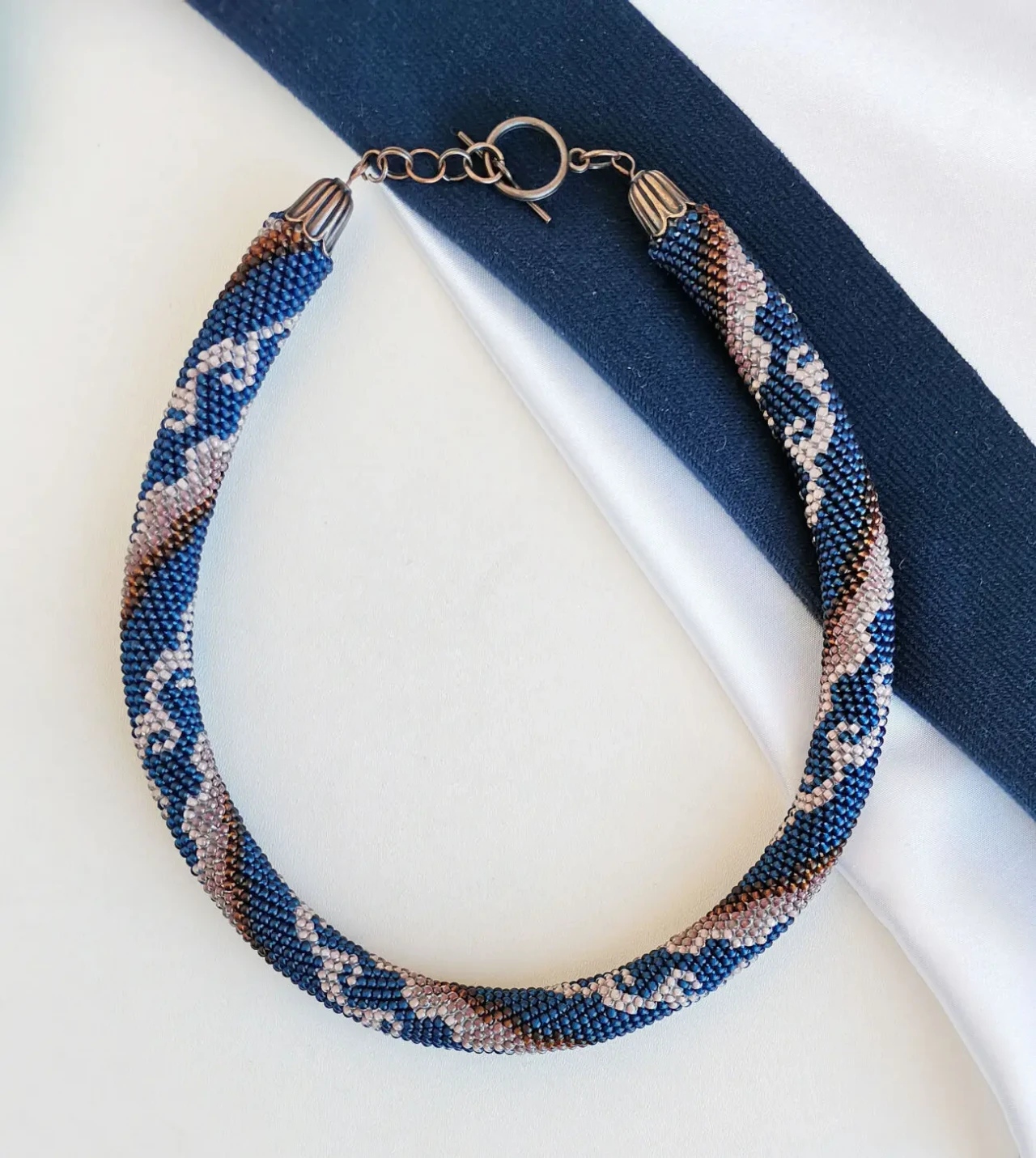 Прикраса із бісеру кольє-джгут Ейфорія 8