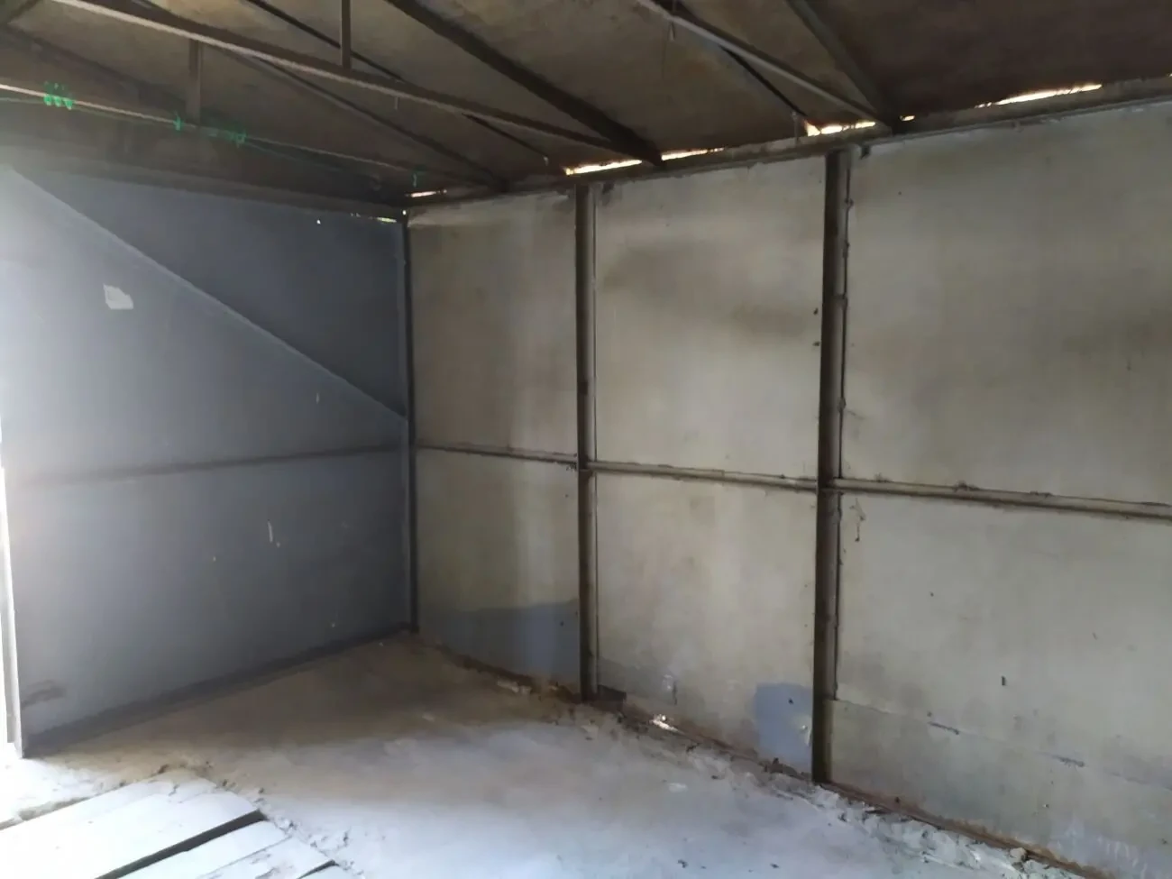 Гараж металлический на стоянке 2