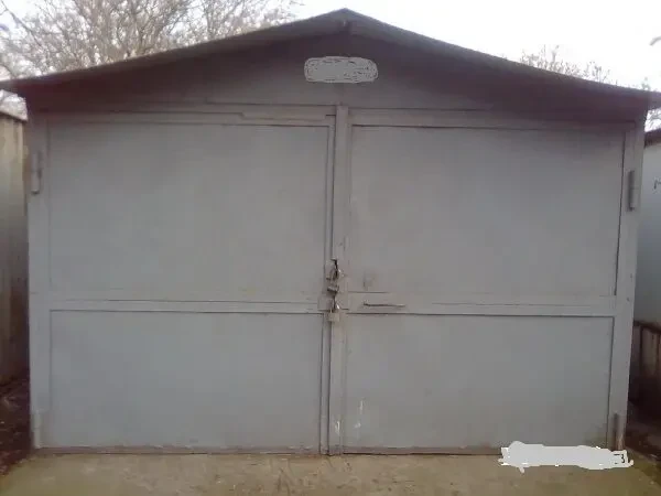 Гараж металлический на стоянке