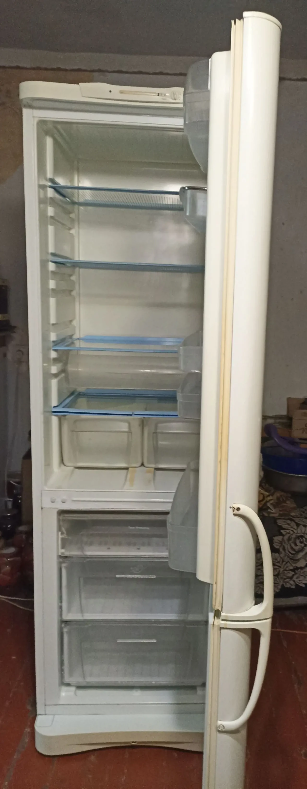 холодильник Indesit 3