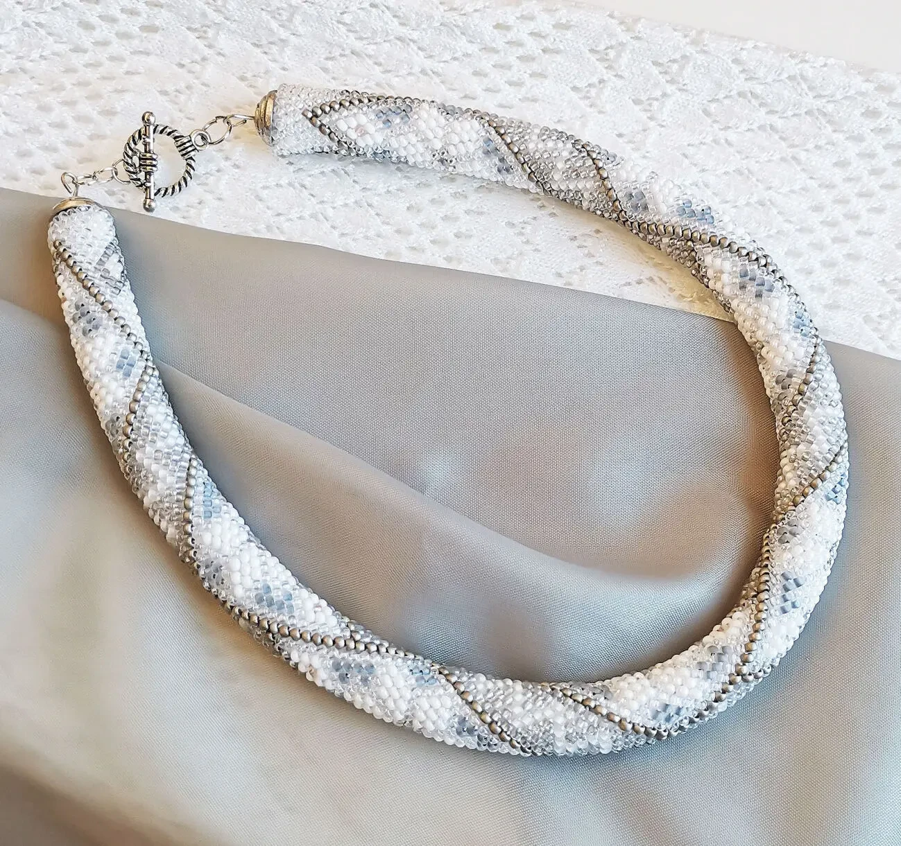 Прикраса із бісеру кольє-джгут Срібна таємниця 4