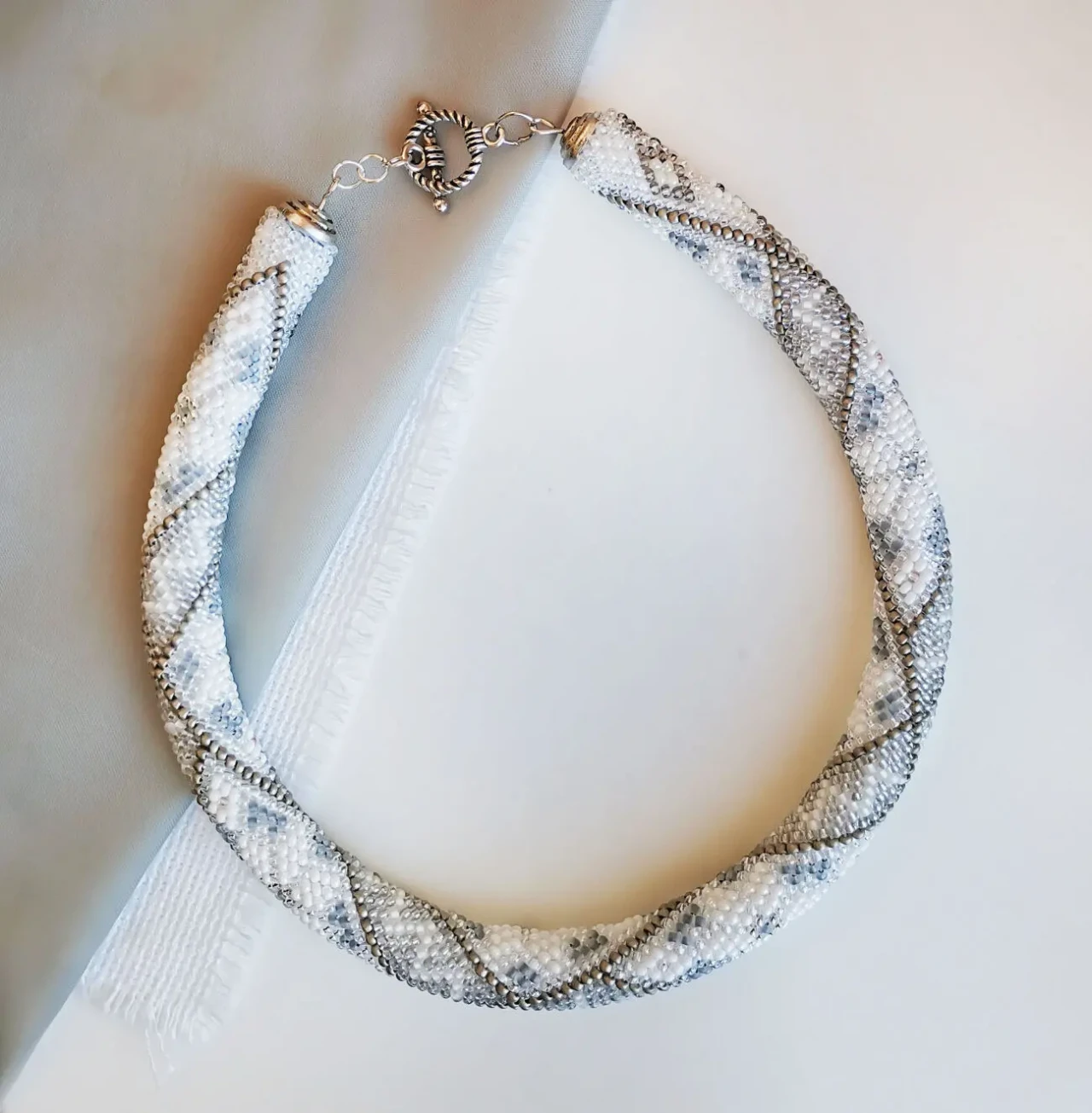 Прикраса із бісеру кольє-джгут Срібна таємниця