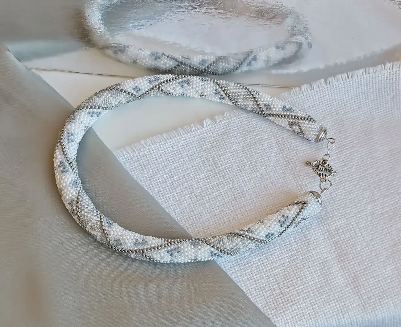 Прикраса із бісеру кольє-джгут Срібна таємниця 7