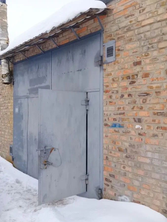 Продам капітальний цегляний гараж з високими воротами та грубою 2