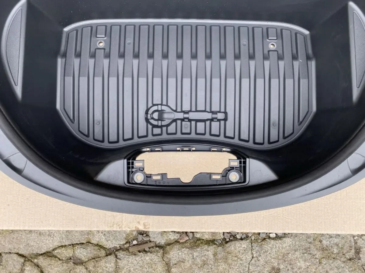 Корито переднього багажника на Tesla M3 Restyling