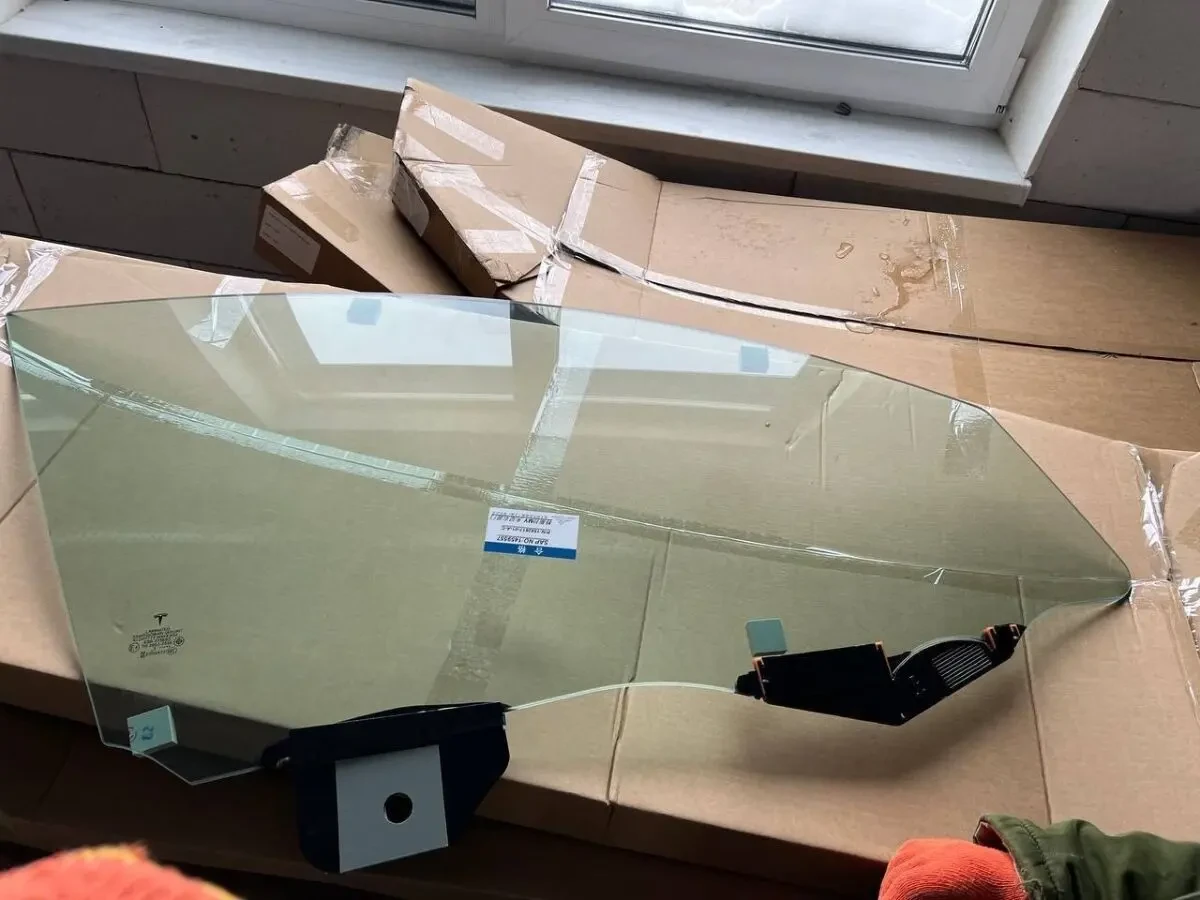 Скло двері передньої LH / RH Tesla Model Y 3