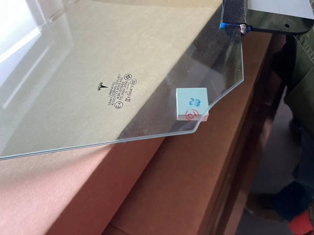 Скло двері передньої LH / RH Tesla Model Y 2