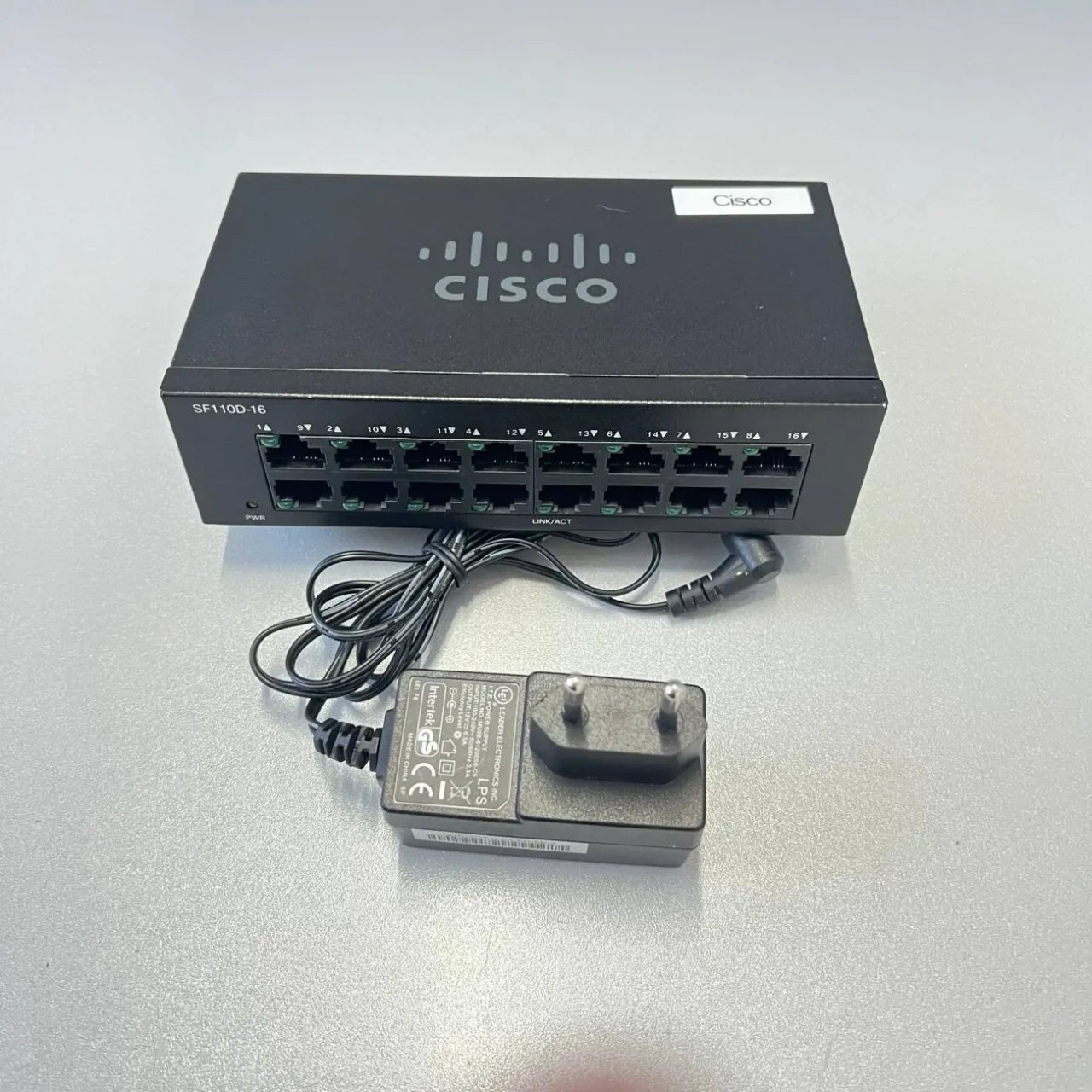 Комутатор Cisco SF110D-16 - 16 портів Ethernet