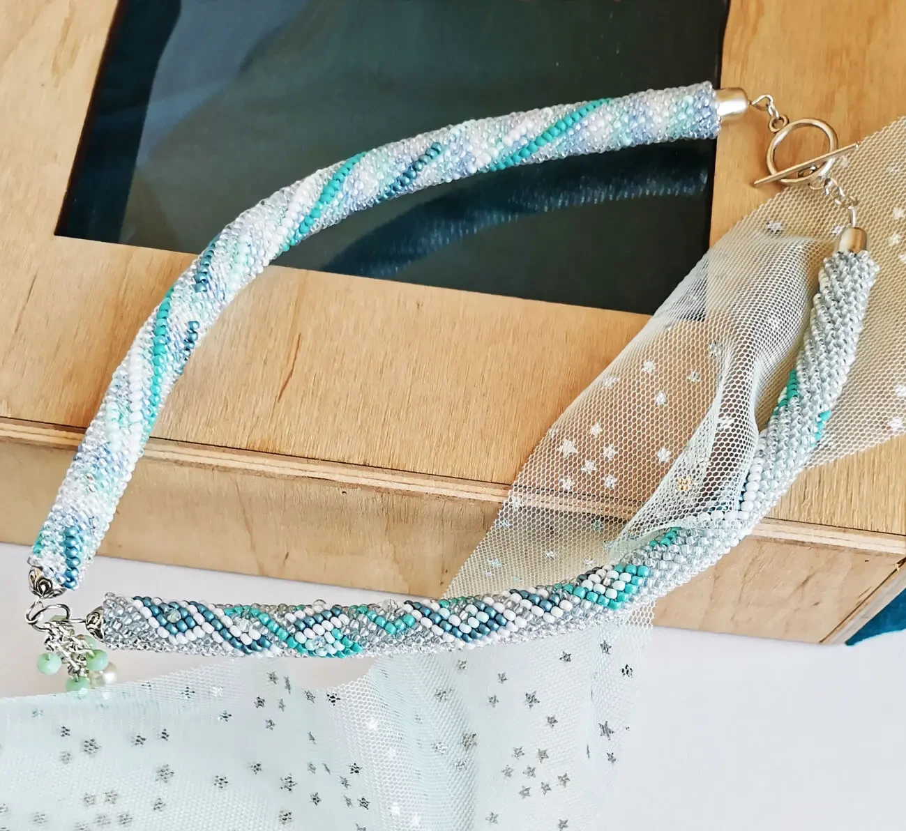 Прикраса із бісеру кольє-джгут Лазурний бриз 2