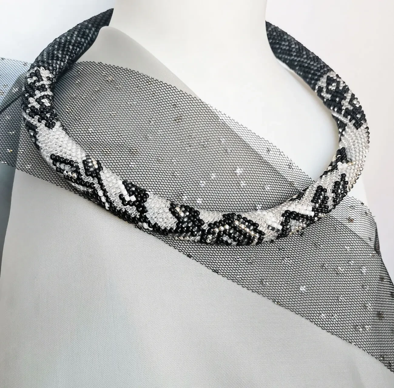 Прикраса із бісеру кольє-джгут Срібний дзвін 4