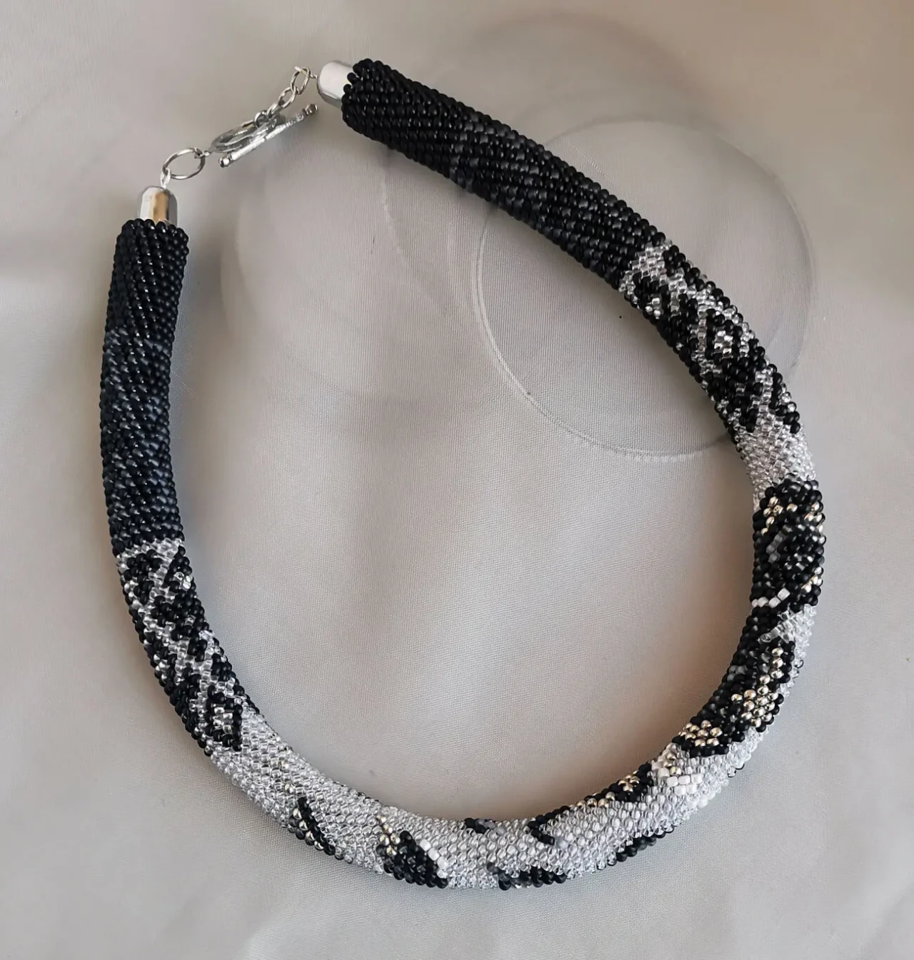 Прикраса із бісеру кольє-джгут Срібний дзвін 5