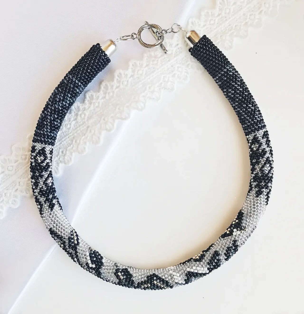 Прикраса із бісеру кольє-джгут Срібний дзвін 10