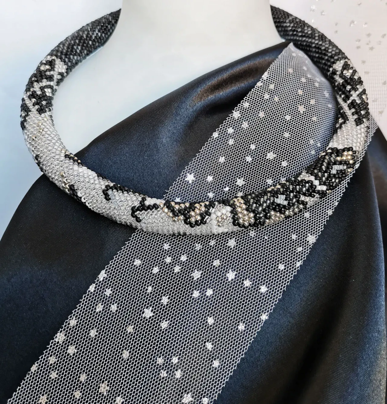 Прикраса із бісеру кольє-джгут Срібний дзвін 6