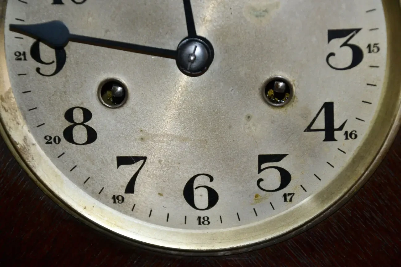 Настольные часы, дуб, Густав Беккер. 2