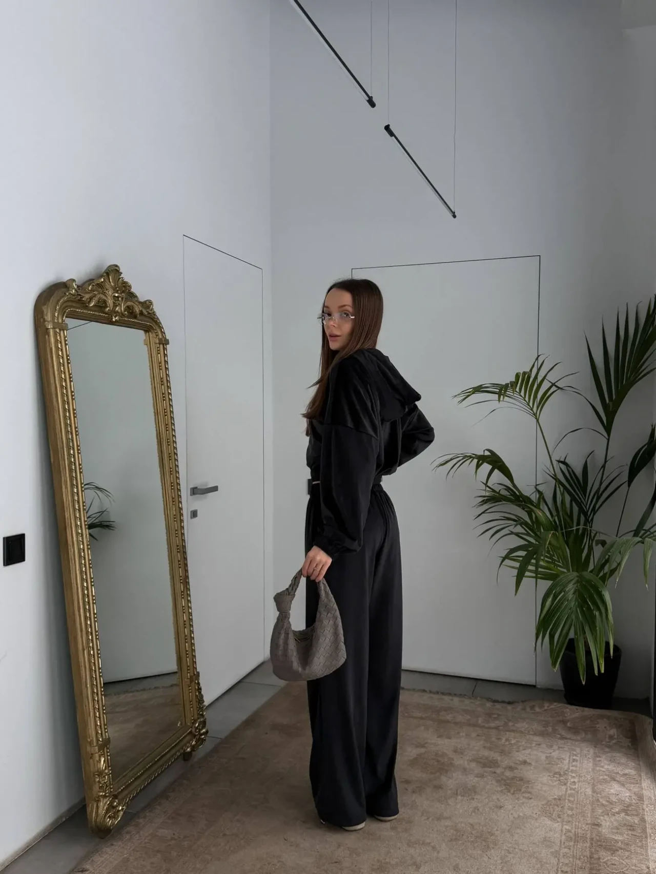 Велюровий костюм у чорному кольорі 2