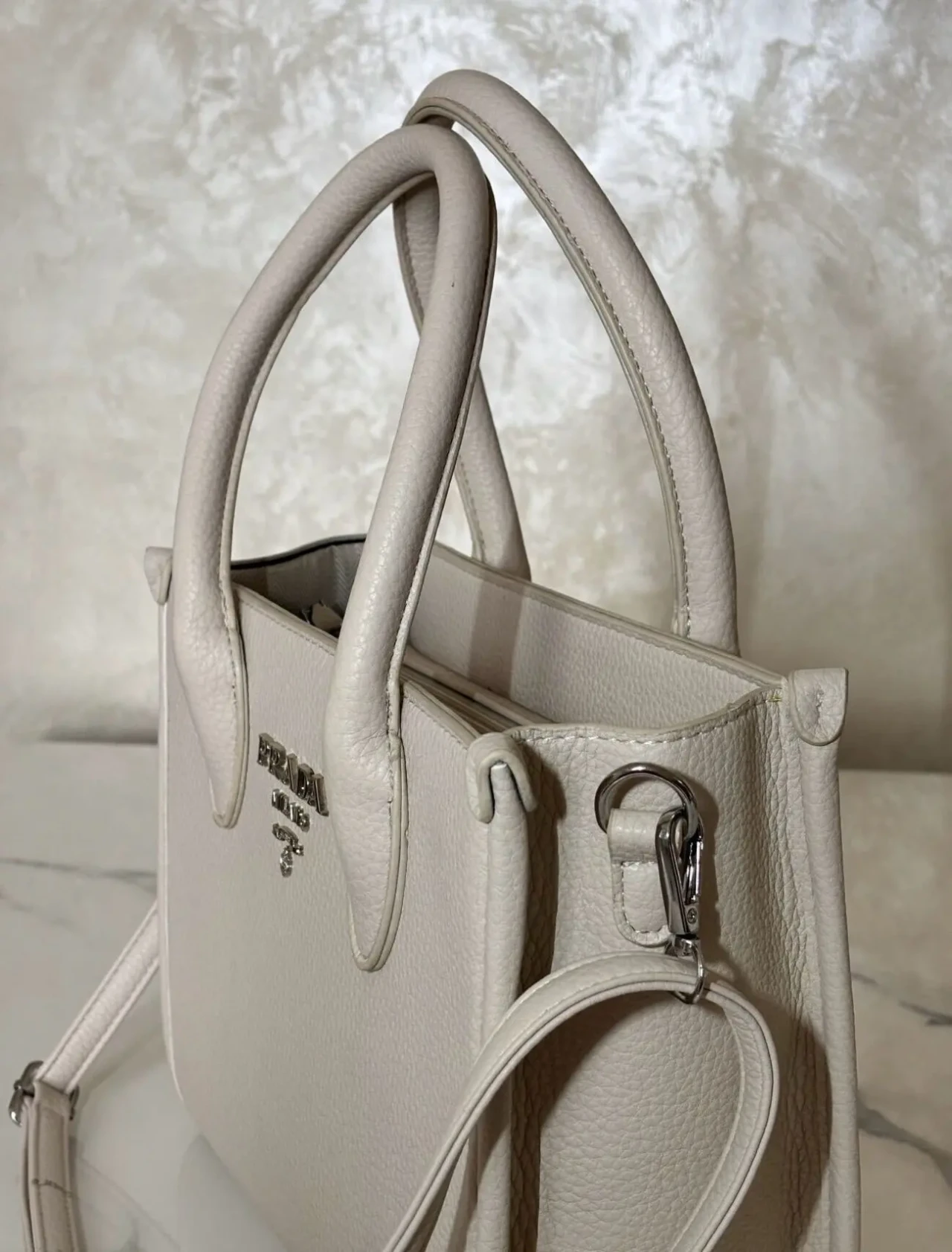 Сумка prada стильна та елегантна у ніжному молочному кольорі 2