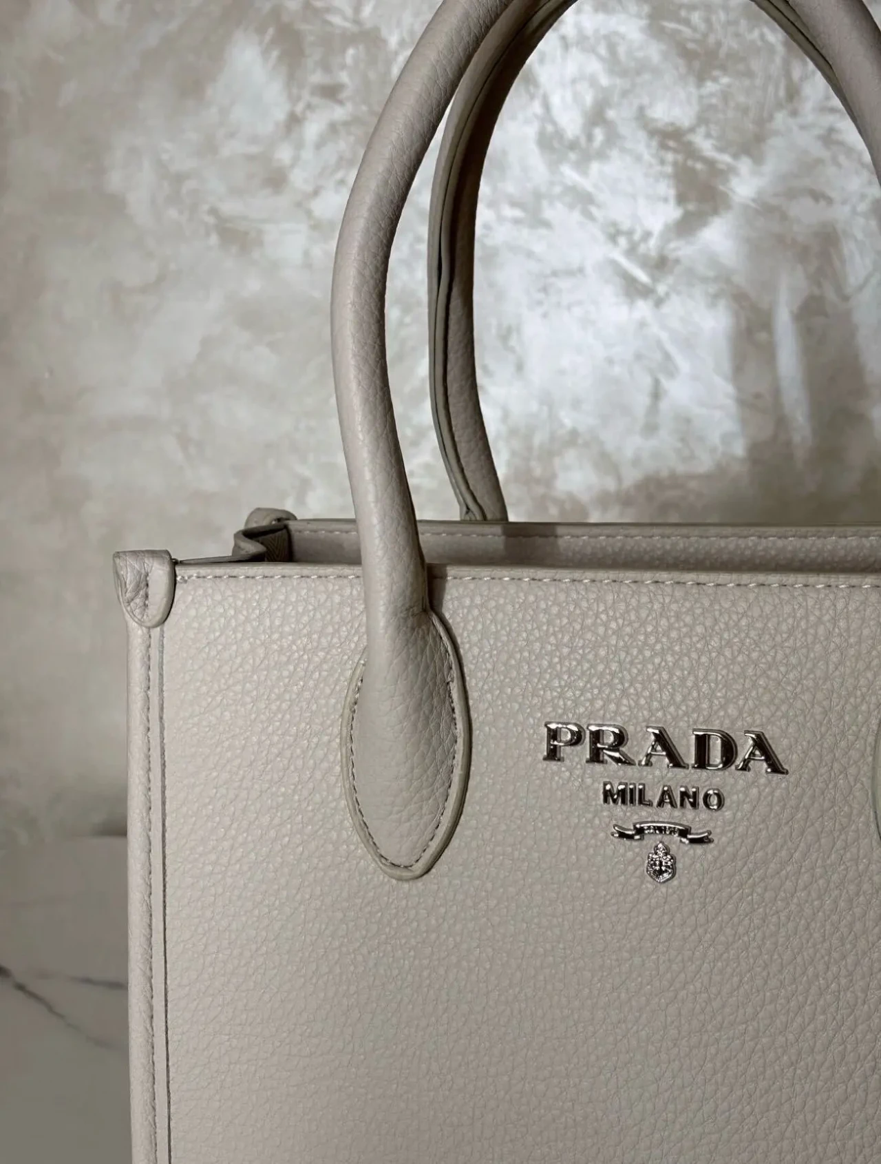 Сумка prada стильна та елегантна у ніжному молочному кольорі 3