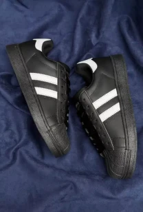 Стильні та комфортні жіночі кросівки Stilli (різні кольори).