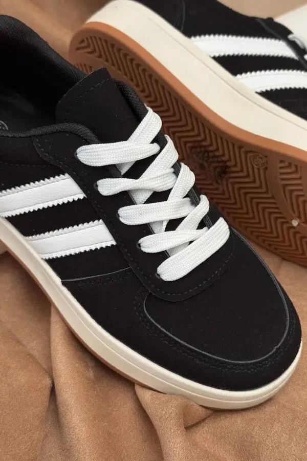 Стильні та практичні жіночі кросівки Stilli 2