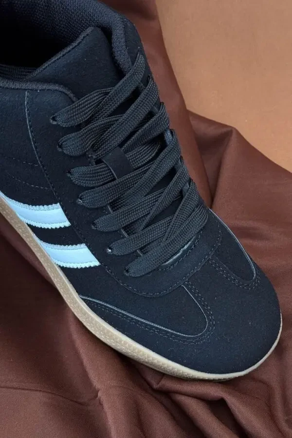 Стильні демісезонні кросівки Stilli у чорно-білому кольорі. 2