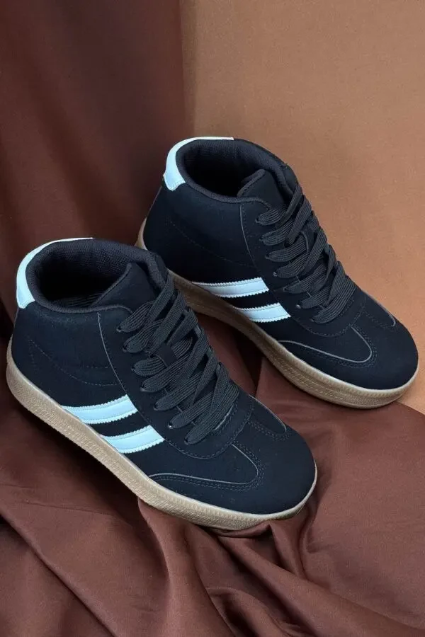 Стильні демісезонні кросівки Stilli у чорно-білому кольорі.