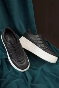 Стильні демісезонні кросівки Stilli на високій підошві.