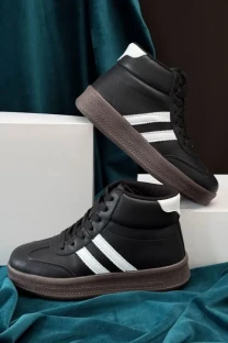 Стильні демісезонні кросівки Stilli у чорно-білому кольорі.