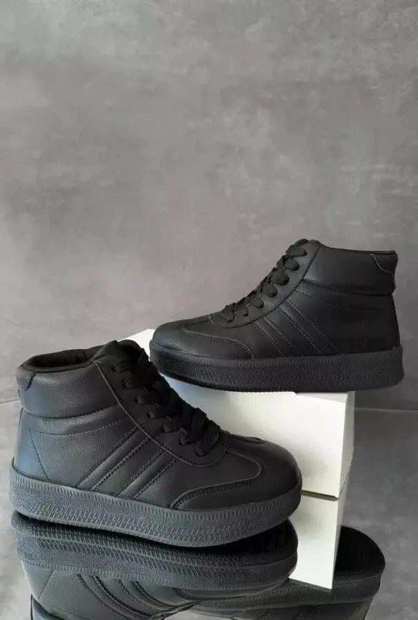 Стильні демісезонні кросівки Stilli у базових кольорах. 3