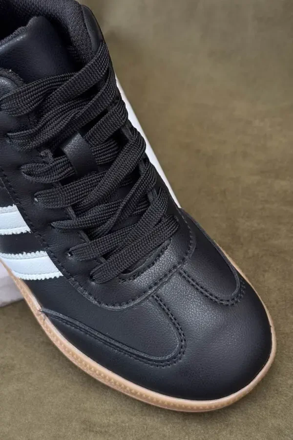 Стильні демісезонні кросівки Stilli у чорно-білому кольорі. 2