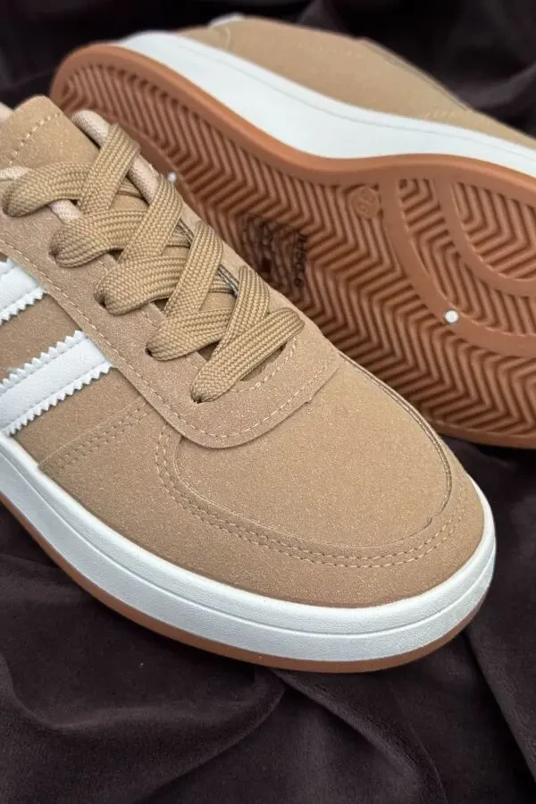 Ніжні та стильні жіночі кросівки Stilli у бежевому кольорі. 2