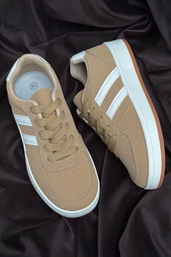 Ніжні та стильні жіночі кросівки Stilli у бежевому кольорі.