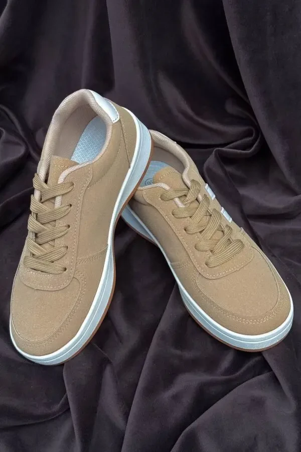 Ніжні та стильні жіночі кросівки Stilli у бежевому кольорі. 3