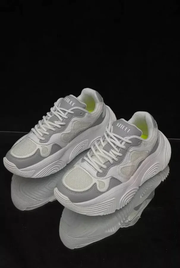 Ніжні та стильні жіночі кросівки Stilli у бежевому кольорі. 3