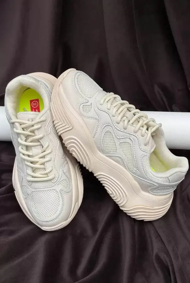 Ніжні та стильні жіночі кросівки Stilli у бежевому кольорі. 5