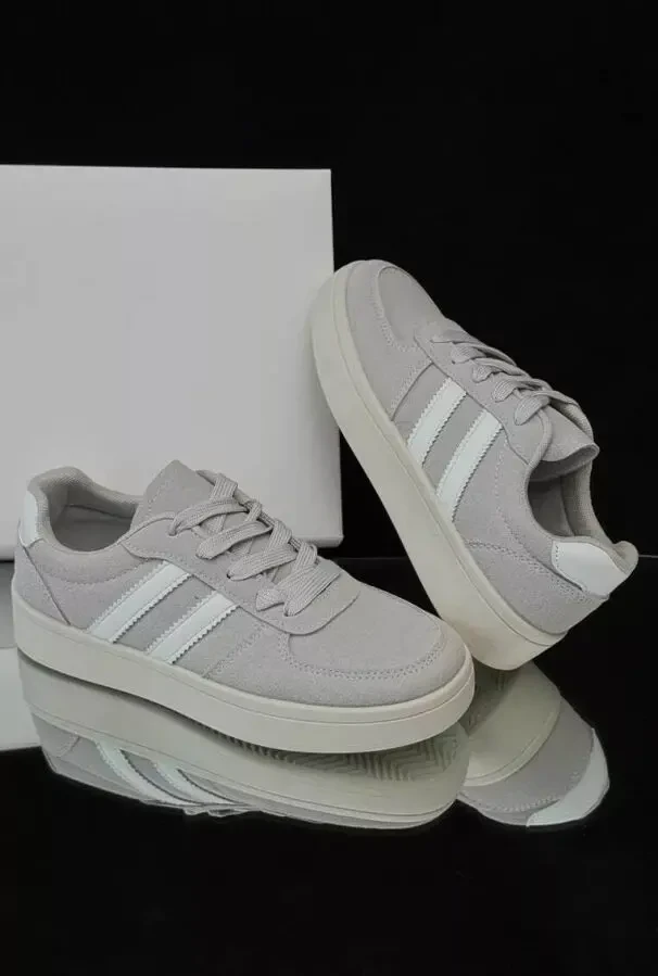 Стильні та легкі жіночі кросівки Stilli у базових відтінках.