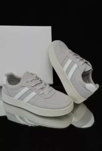 Стильні та легкі жіночі кросівки Stilli у базових відтінках.