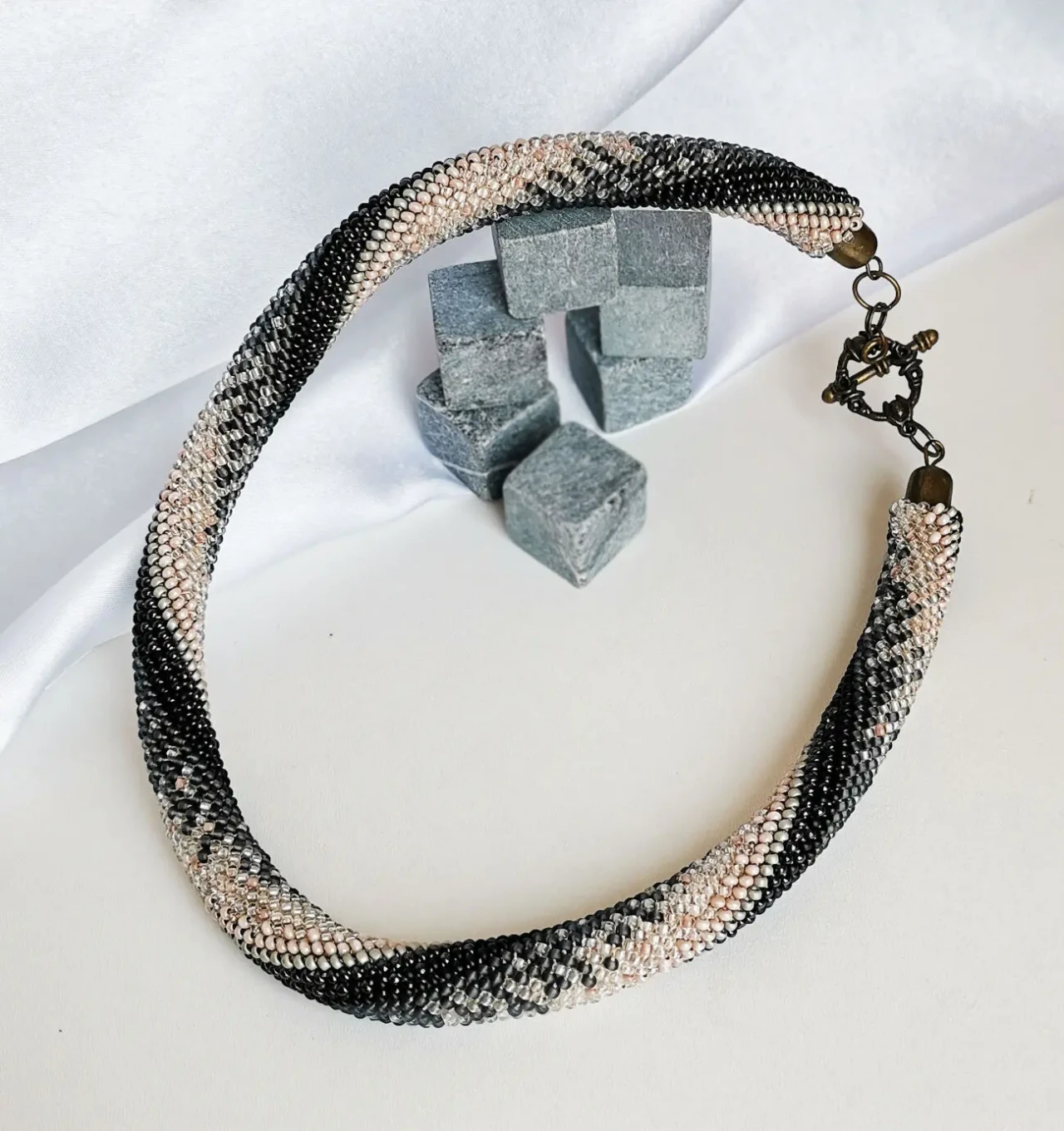 Прикраса із бісеру кольє-джгут Велюр 9