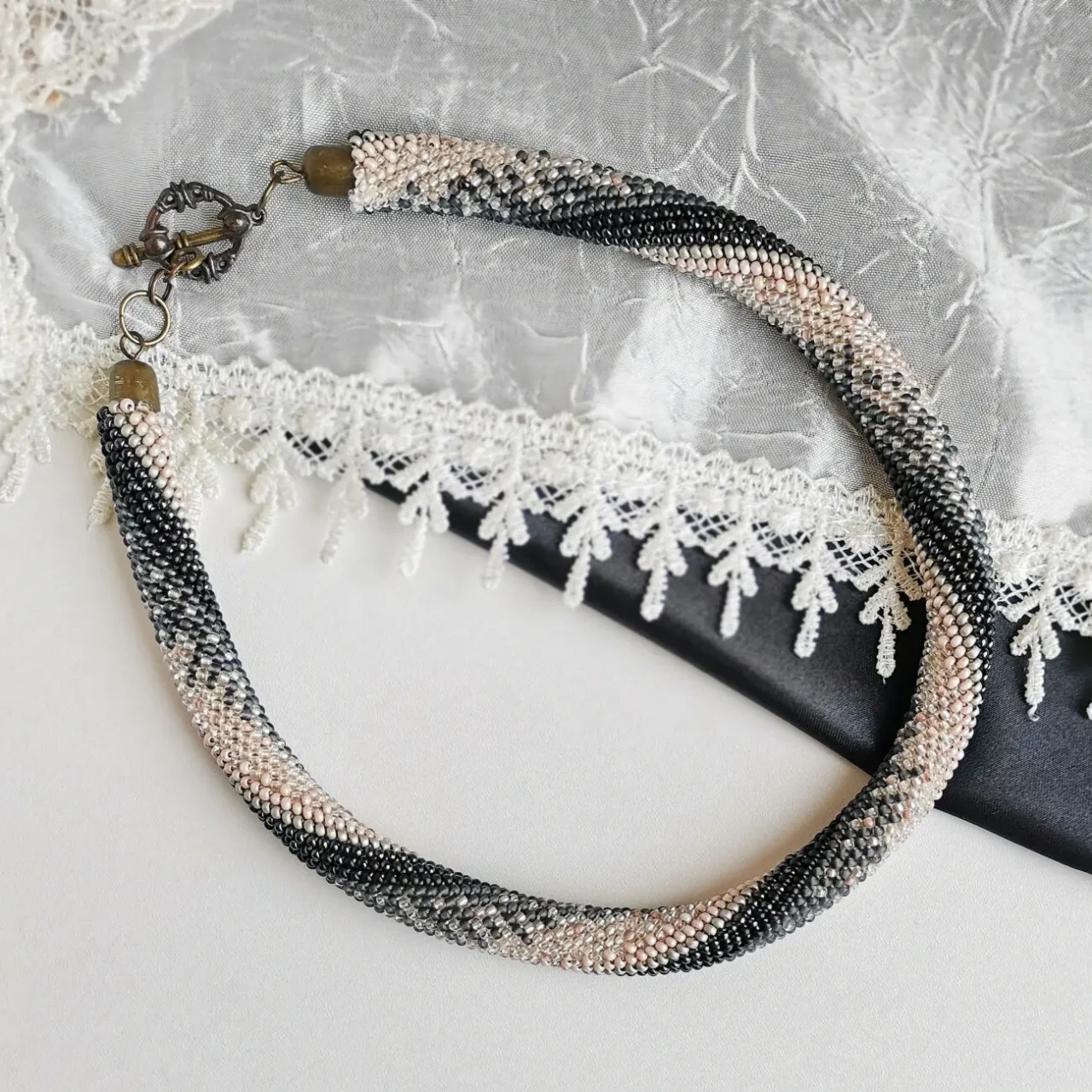 Прикраса із бісеру кольє-джгут Велюр 10