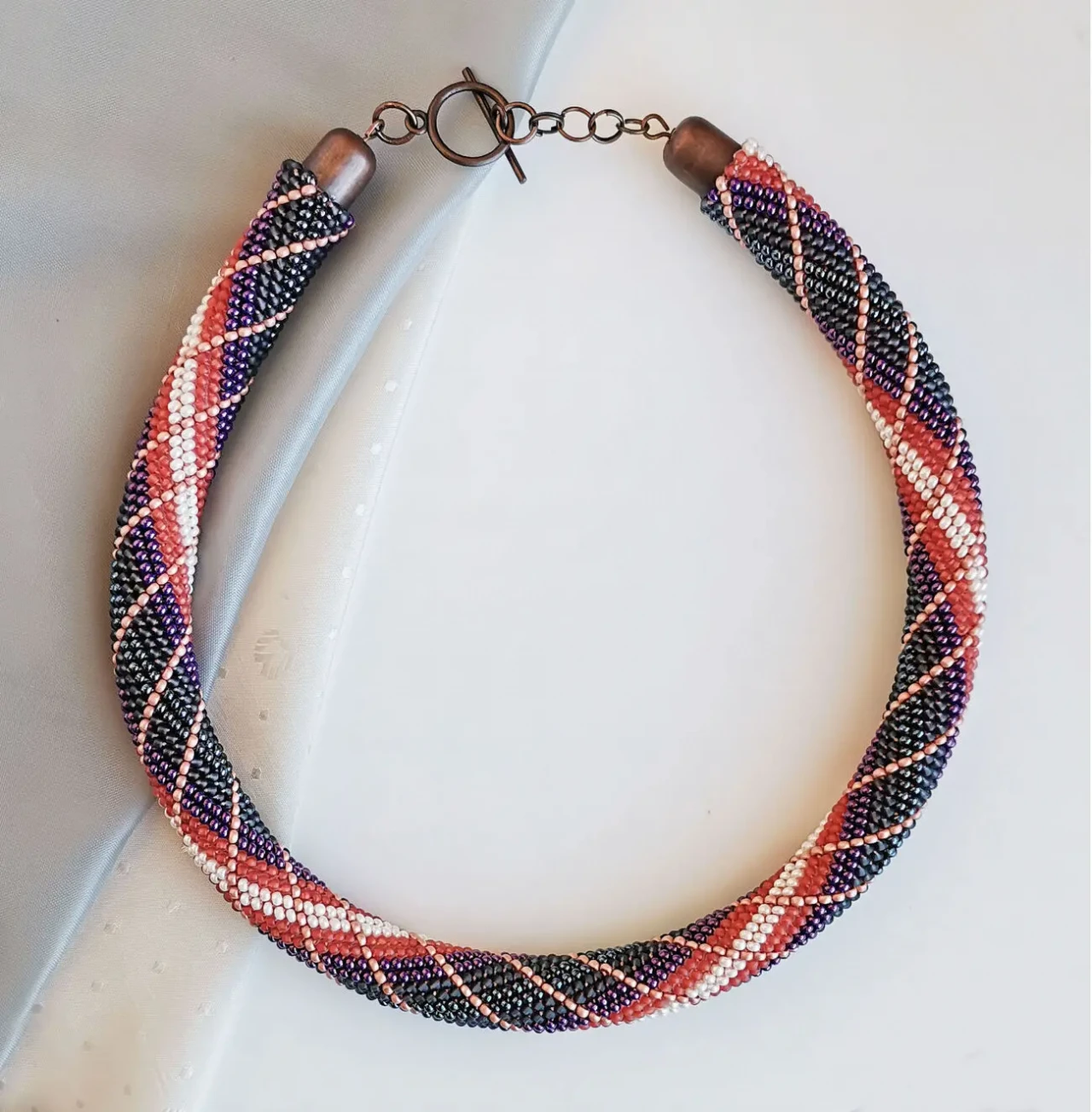 Прикраса із бісеру кольє-джгут Гранатовий танець