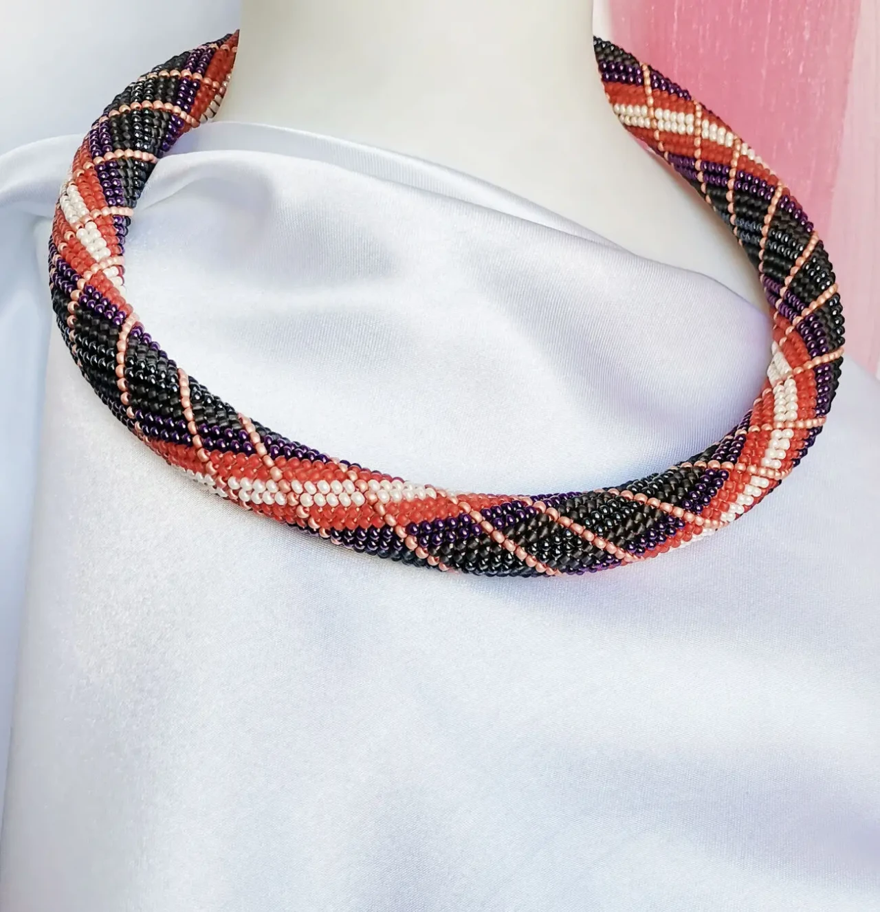 Прикраса із бісеру кольє-джгут Гранатовий танець 2