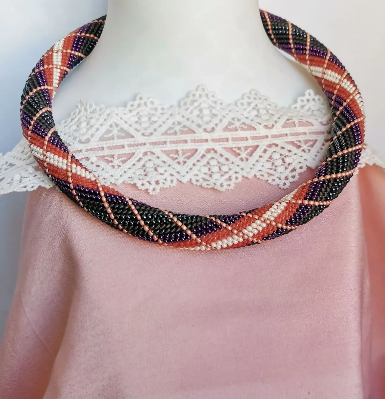 Прикраса із бісеру кольє-джгут Гранатовий танець 4