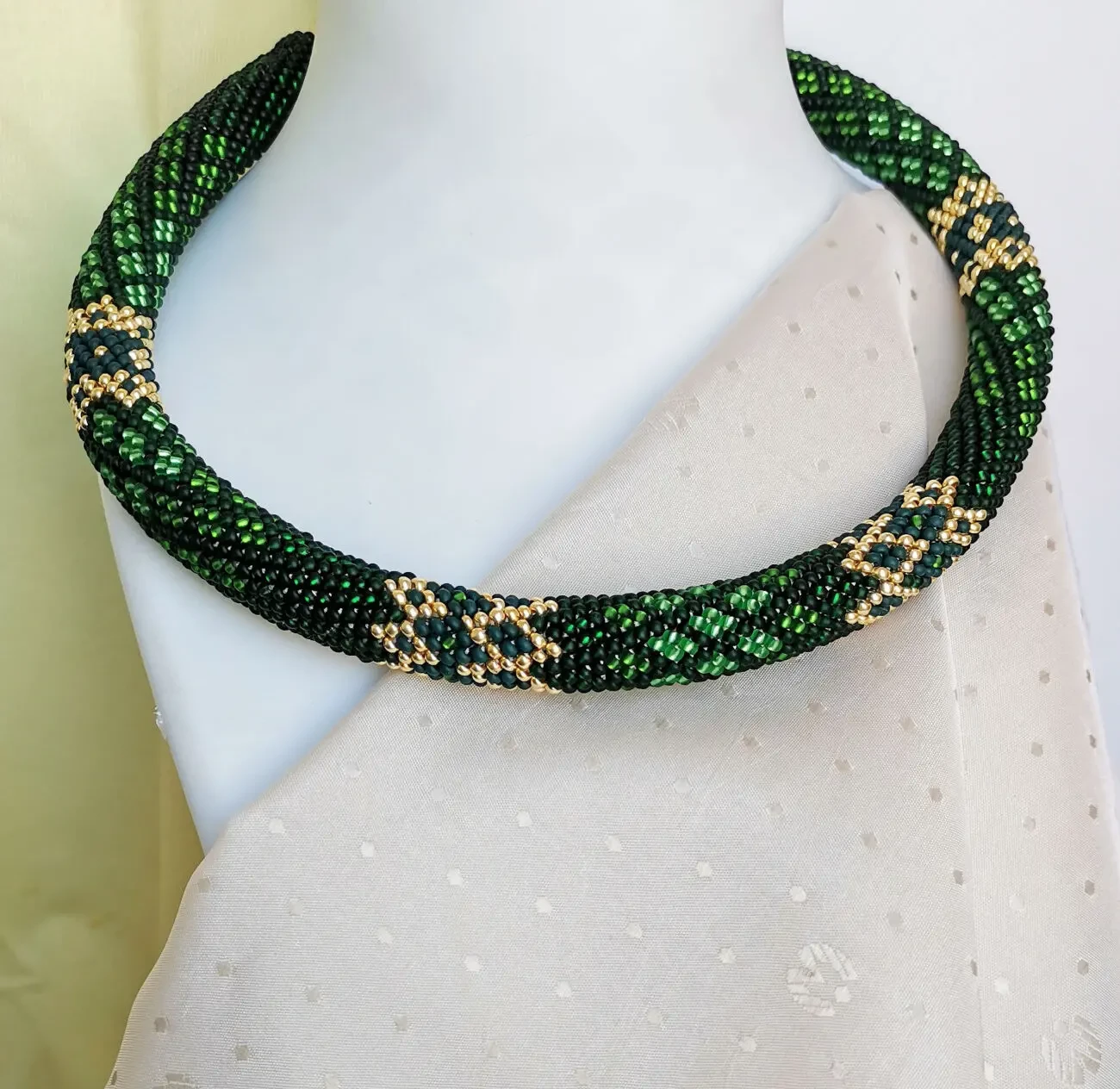 Прикраса із бісеру джгут-кольє Смарагдові чари 2