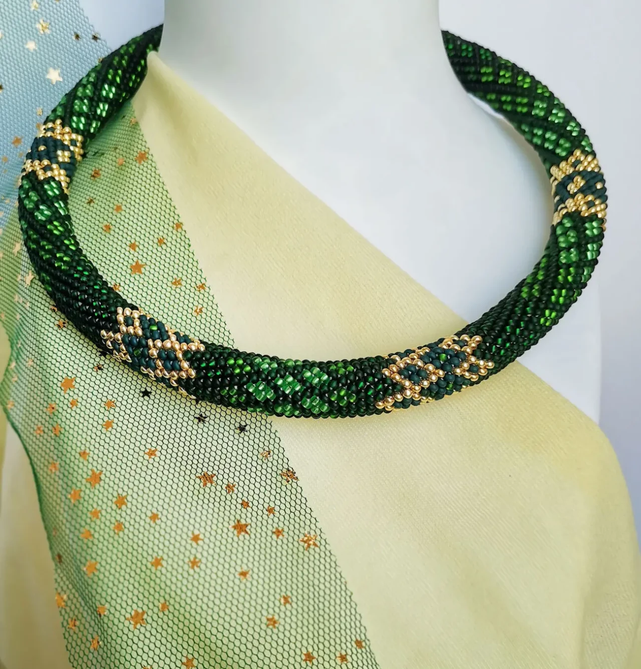 Прикраса із бісеру джгут-кольє Смарагдові чари 4