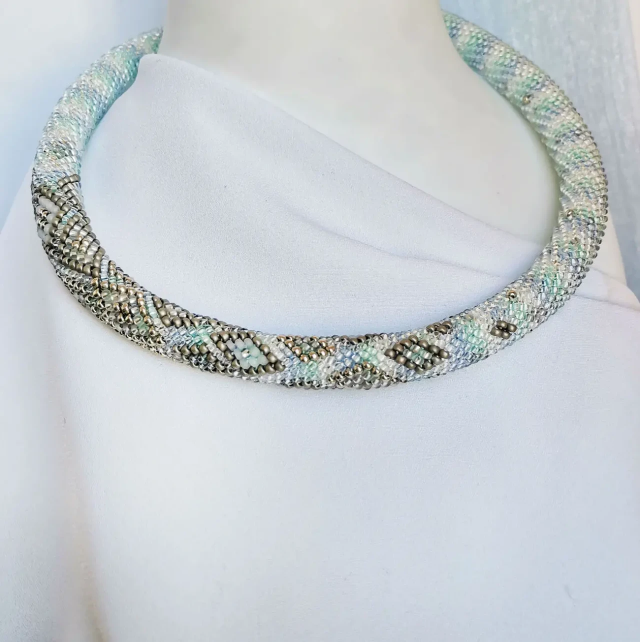 Прикраса із бісеру кольє-джгут Туман 2