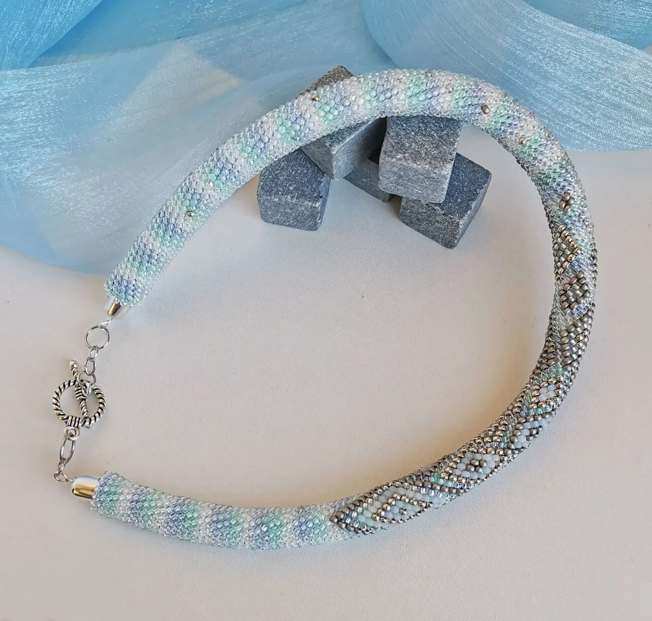 Прикраса із бісеру кольє-джгут Туман 6